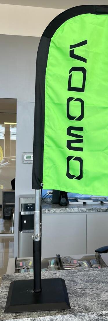 Bandera verde Omoda con estructura retráctil y base cuadrada