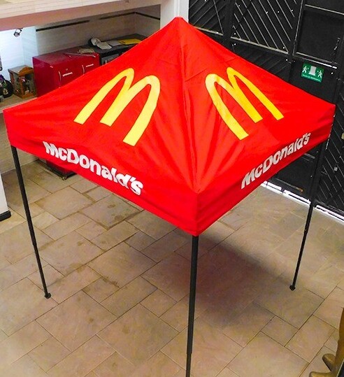 Toldo rojo con diseño sublimado de McDonald's